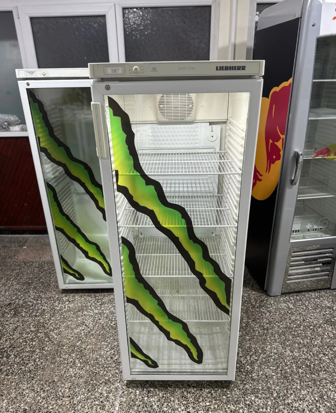 "MONSTER - LIEBHERR", rashladna staklena vitrina, 352lit., prevoz ukljucen u cenu