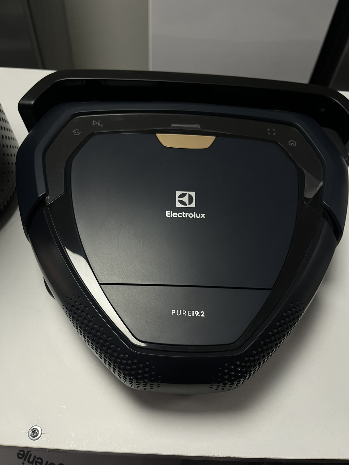 "Electrolux", robotski usisivac, 3D tehnologija, IZUZETNA CENA, AKCIJSKA!