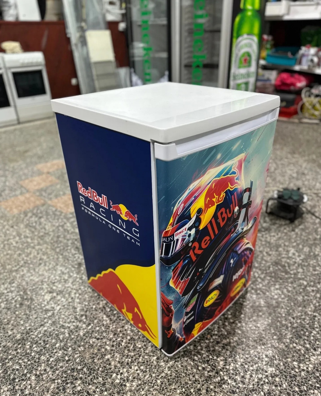 "RED BULL - RACING", Formula One Team, frižider za piće, prevoz ukljucen u cenu