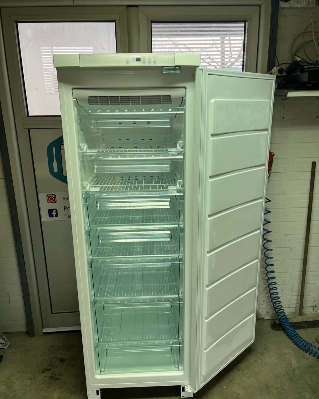 Polovni zamrzivac " Electrolux", 280l, 185 cm, odlican, garancija 6 meseci, prevoz uz dogovor