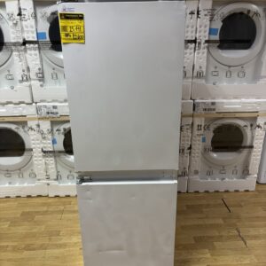 Nov ugradni kombinovani frizider "Ikea", sa estetskim ostecenjima, 230 L, 157 cm, LED, garancija 25 meseci, prevoz ukljucen u cenu