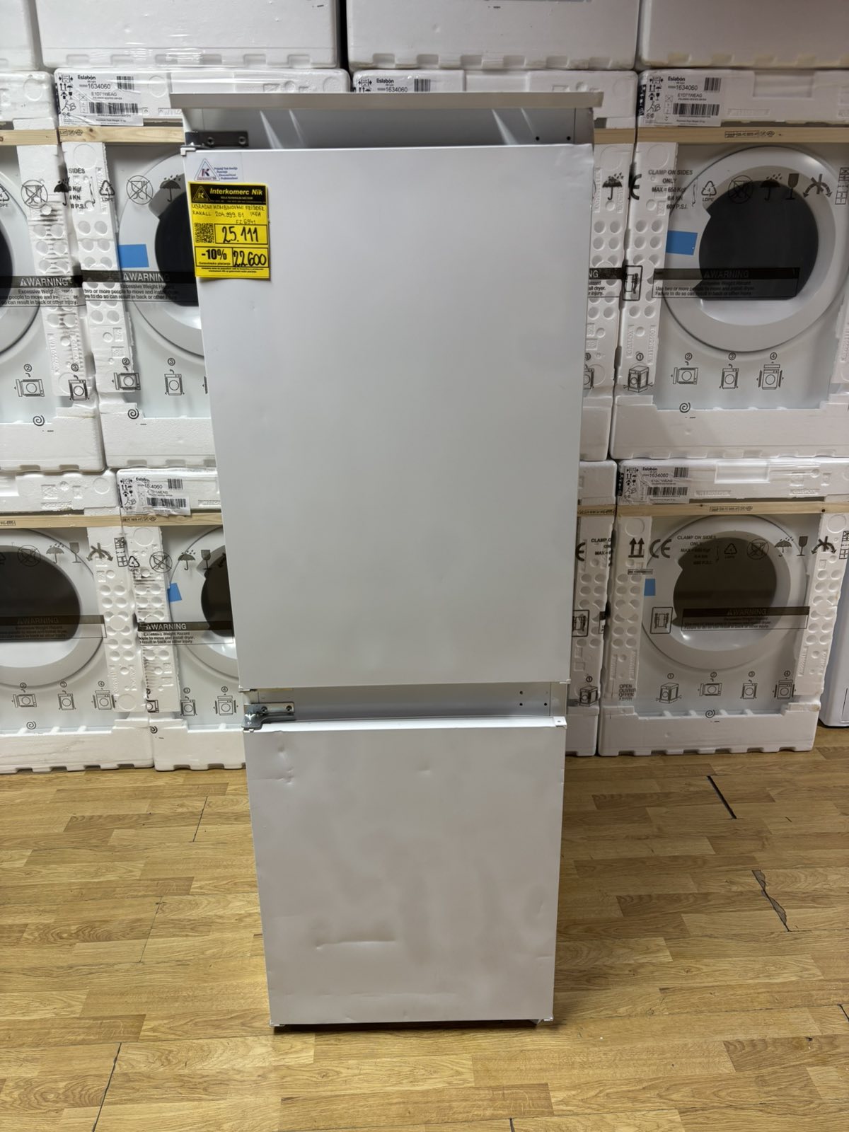 Nov ugradni kombinovani frizider "Ikea", sa estetskim ostecenjima, 230 L, 157 cm, LED, garancija 25 meseci, prevoz ukljucen u cenu