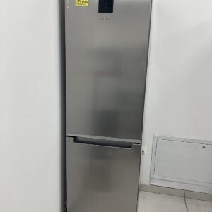 Nov kombinovani frizider sa blagim estetskim ostecenjima "Whirlpool", 368 L,  A+, No Frost, 202 cm, garancija 25 meseci, prevoz ukljucen u cenu