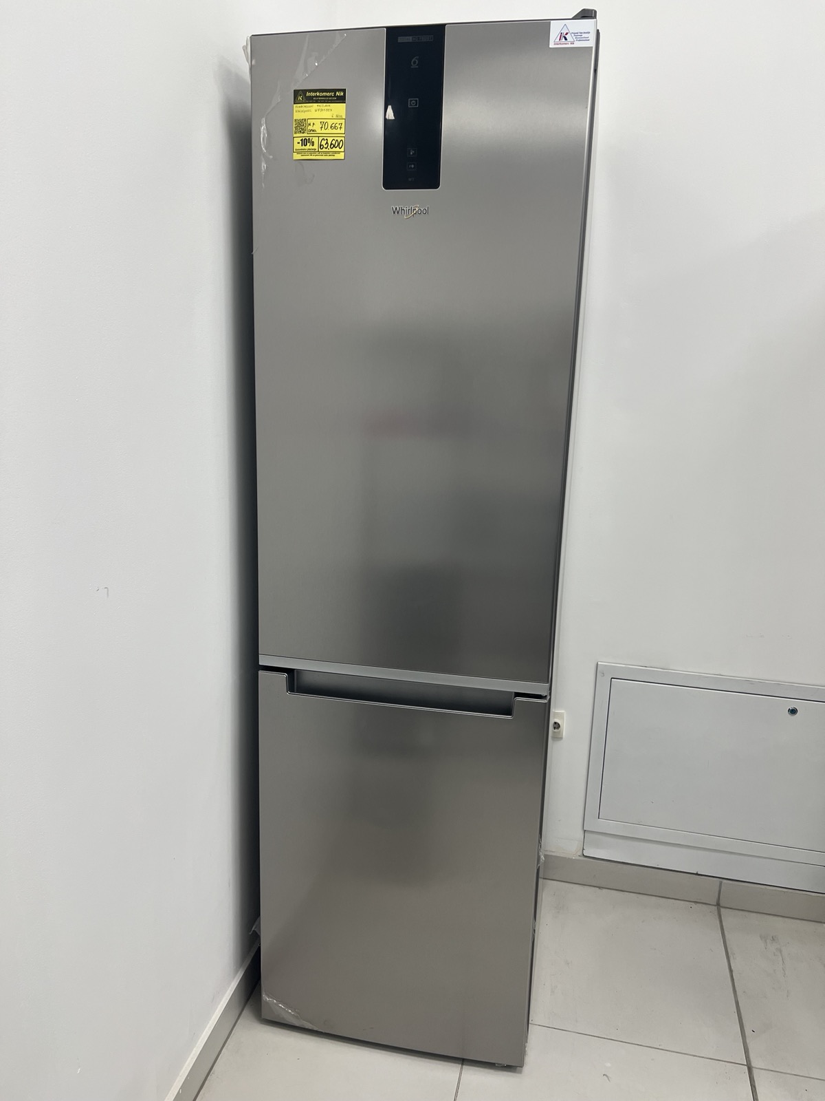 Nov kombinovani frizider sa blagim estetskim ostecenjima "Whirlpool", 368 L,  A+, No Frost, 202 cm, garancija 25 meseci, prevoz ukljucen u cenu