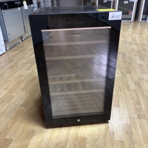 Nov vinski frizider "Haier", sa estetskim ostecenjima, F klasa, Broj boca: 49 Dimenzije VxSxD: 82x49,7x58,5cm, garancija 25 meseci, prevoz ukljucen u cenu