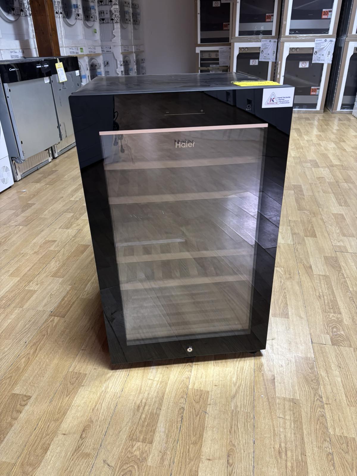 Nov vinski frizider "Haier", sa estetskim ostecenjima, F klasa, Broj boca: 49 Dimenzije VxSxD: 82x49,7x58,5cm, garancija 25 meseci, prevoz ukljucen u cenu