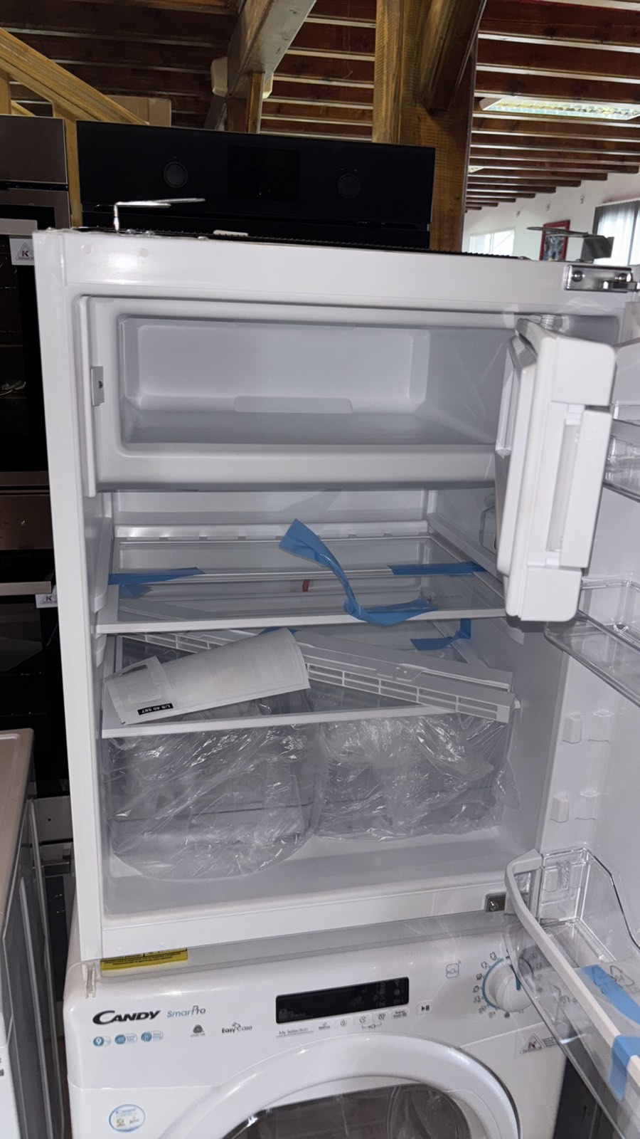 Nov ugradni frizider "Bauknecht", Dimenzije: 74x55x55,  A++, garancija 25 meseci, prevoz ukljucen u cenu