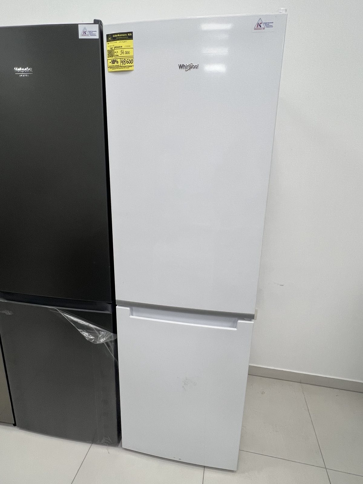 Nov samostojeci kombinovani frizider "Whirlpool" sa blagim estetskim ostecenjima, 338 L,  A++, No Frost, 189 cm, garancija 25 meseci, prevoz ukljucen u cenu