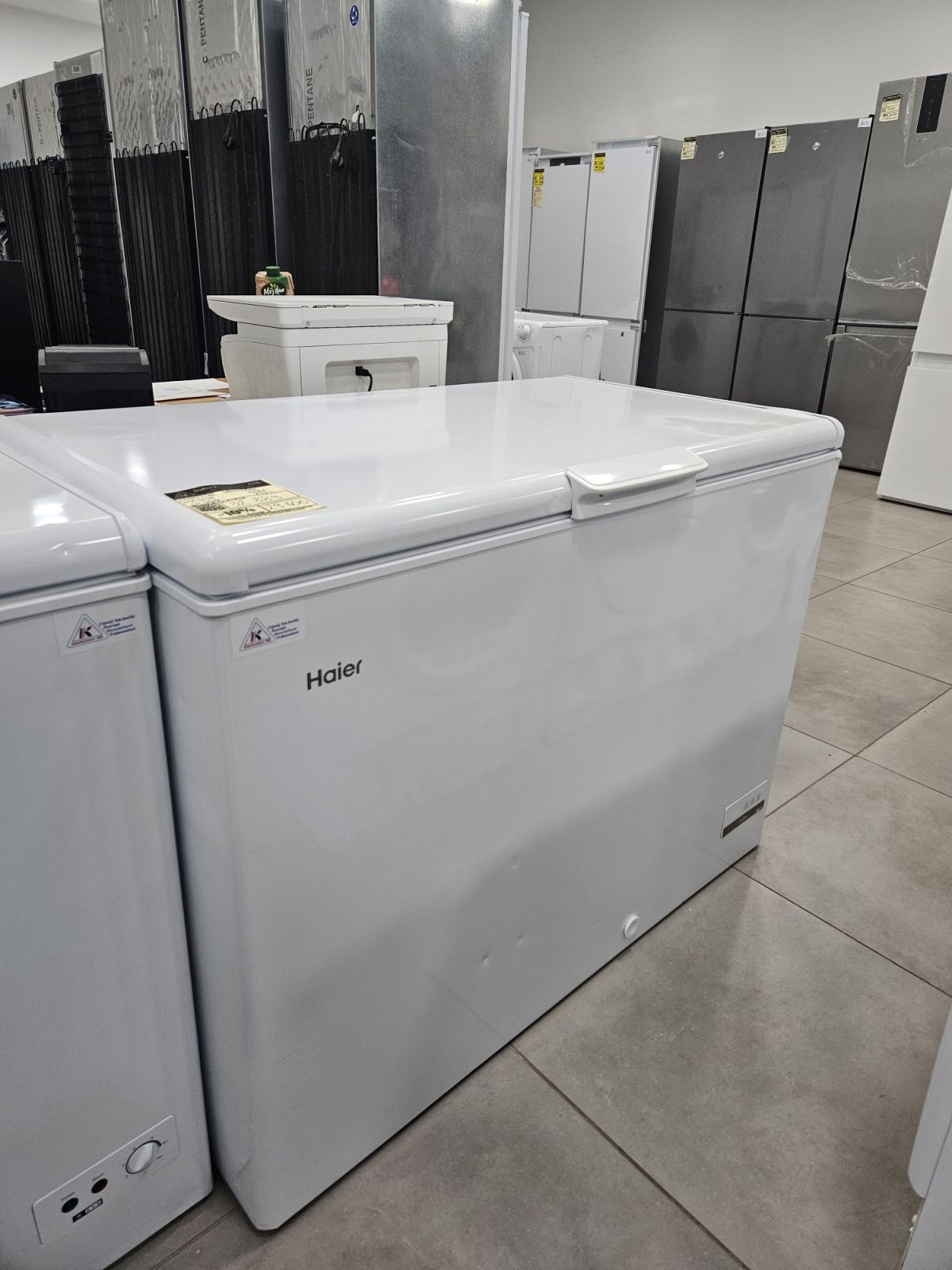 Nov zamrzivac  - sanducar " Haier", sa estetskim ostecenjima, 300 l, A+, garancija 25 meseci, prevoz ukljucen u cenu