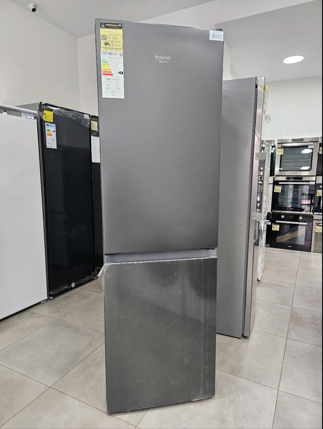 Nov kombinovani frizider "Ariston - Hotpoint" sa estetskim ostecenjima, 335L, No frost, 191 cm, garancija 25 meseci, prevoz ukljucen u cenu