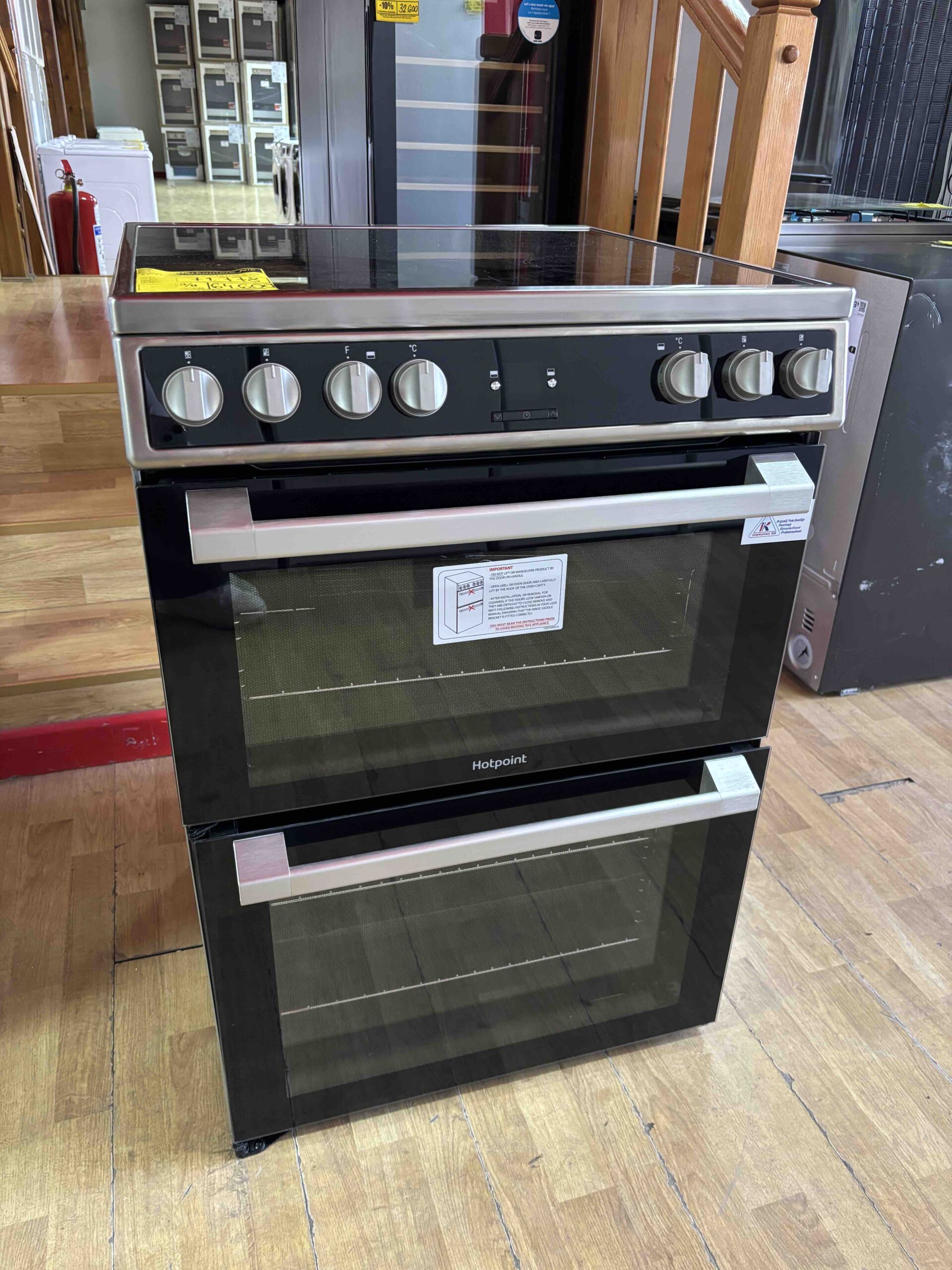 Nova dupla električna rerna „Hotpoint Ariston“, model HDT67V9H2CX/UK, 60 cm, keramička ploča, multiflow tehnologija, katalitičko čišćenje, energetska klasa A, garancija 25 meseci, prevoz uključen u cenu.