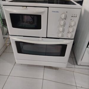 Polovan sporet sa dve rerne " Electrolux", 70 cm sirina, garancija 6 meseci, prevoz ukljucen u cenu
