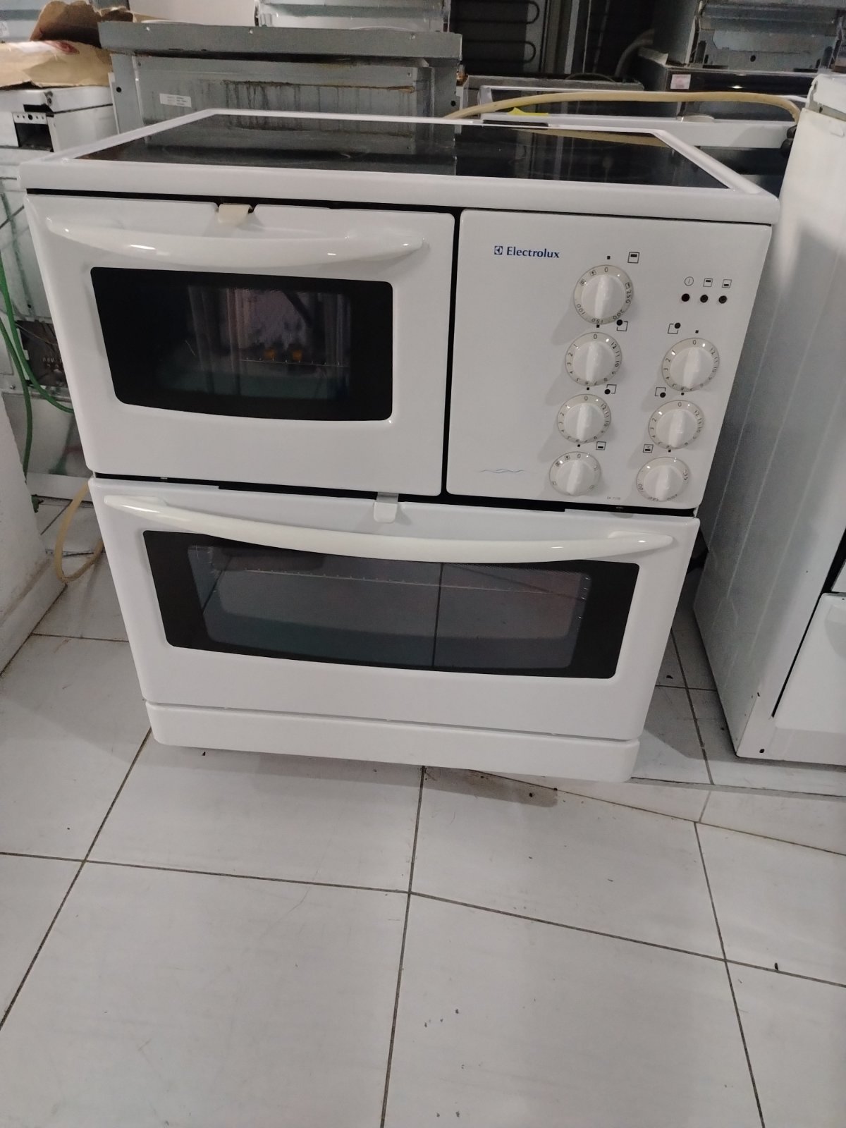 Polovan sporet sa dve rerne " Electrolux", 70 cm sirina, garancija 6 meseci, prevoz ukljucen u cenu